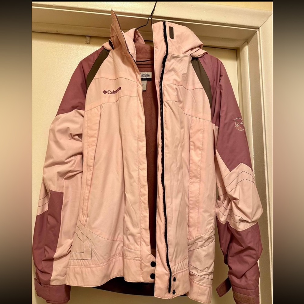 This fit me as a women’s small but it’s youth 18/20 Xl.